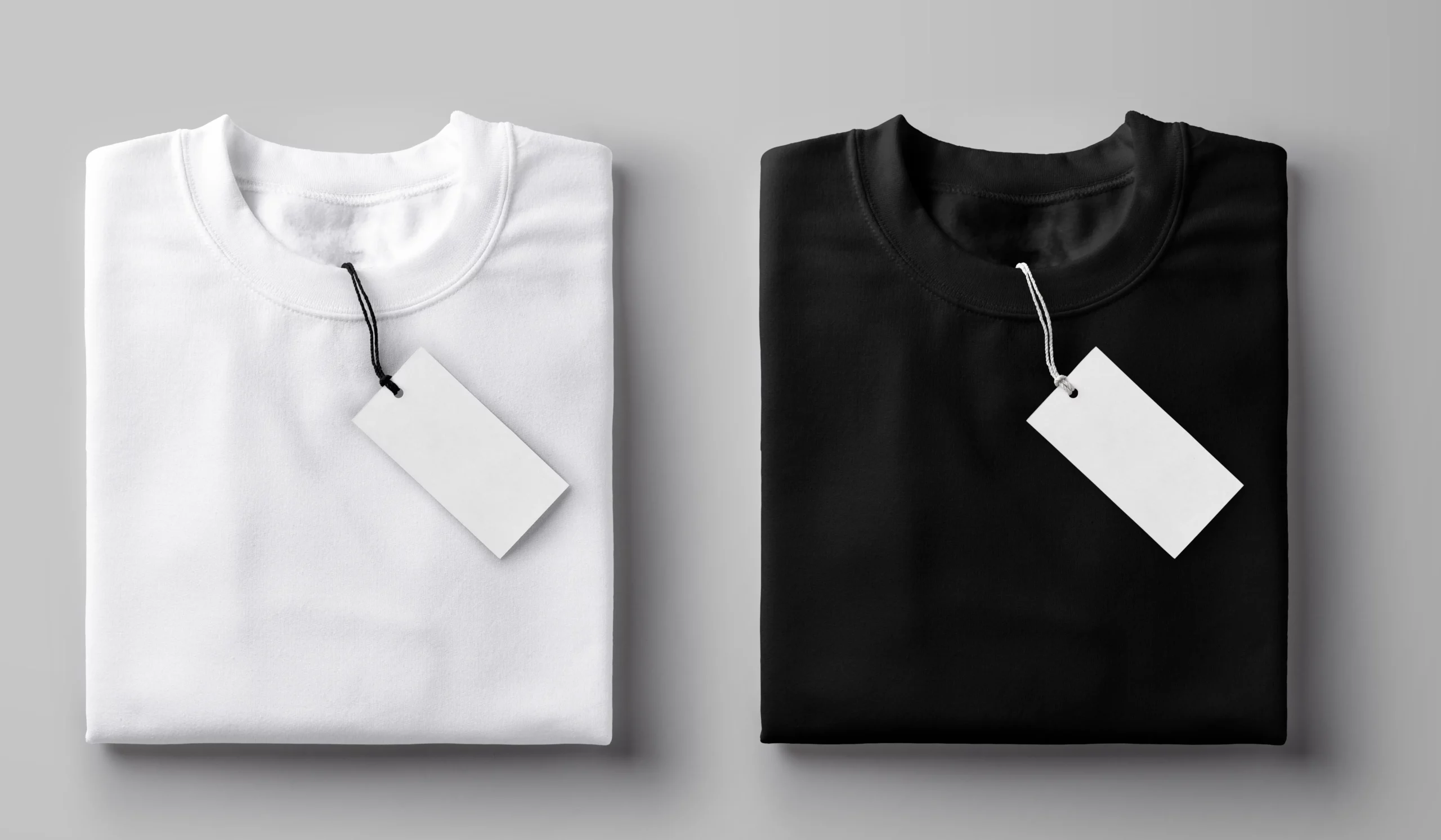 Свернутая футболка. Сложенная черная футболка. Белая футболка сложенная. Майка сложенная. Майка белая сложенная.